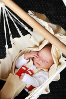 Yayita - Baby-Hängematte aus Bio-Baumwolle mit Gestell Weiß